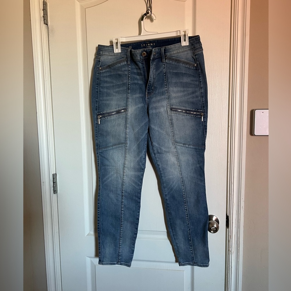 Black house, white market, jeans